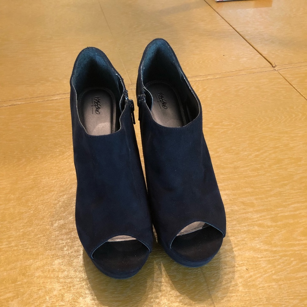 Black wedges